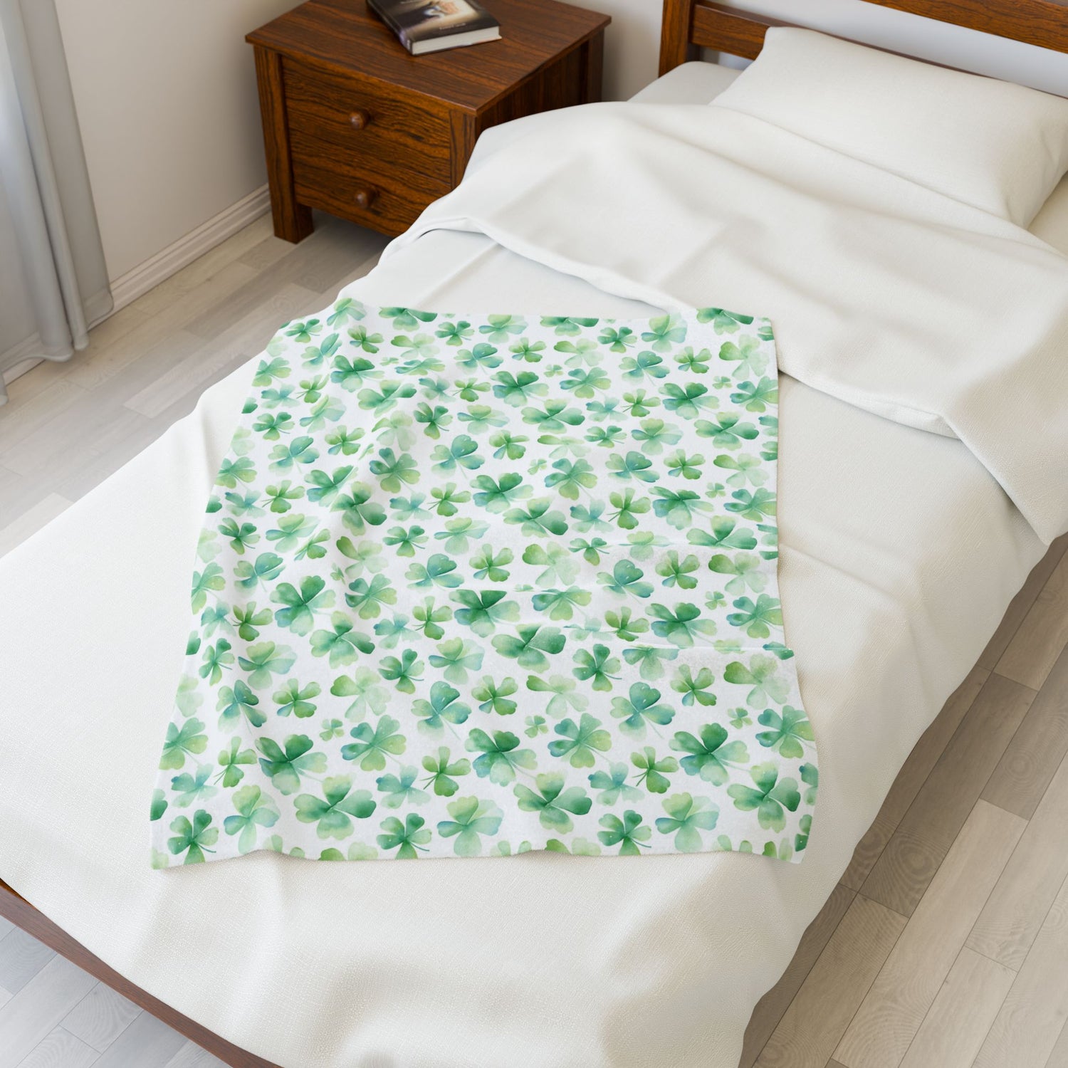 St. Patrick's Day Velveteen Plush Blanket, Cozy Throw for Home Decor, Shamrock-Patterned Soft Blanket for Kids and Adults