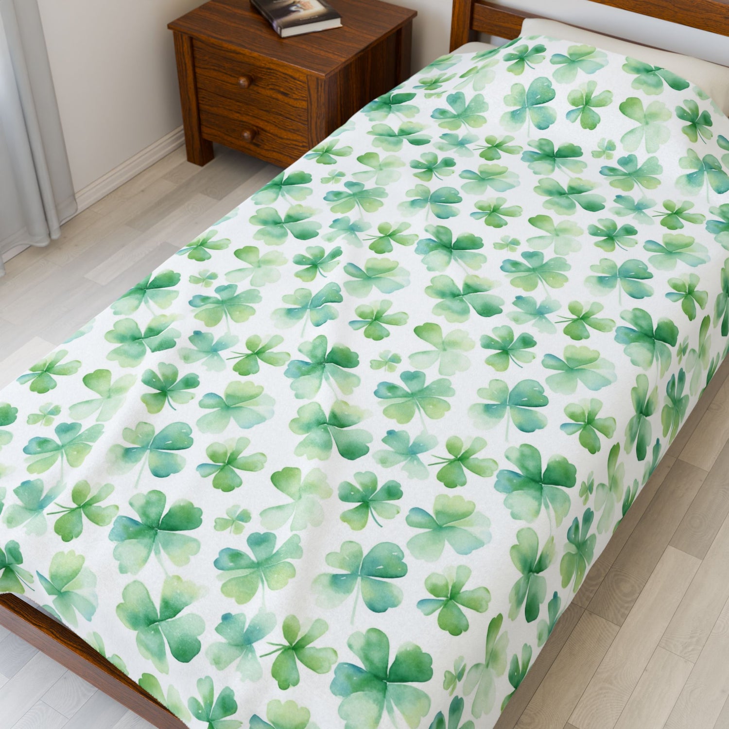 St. Patrick's Day Velveteen Plush Blanket, Cozy Throw for Home Decor, Shamrock-Patterned Soft Blanket for Kids and Adults