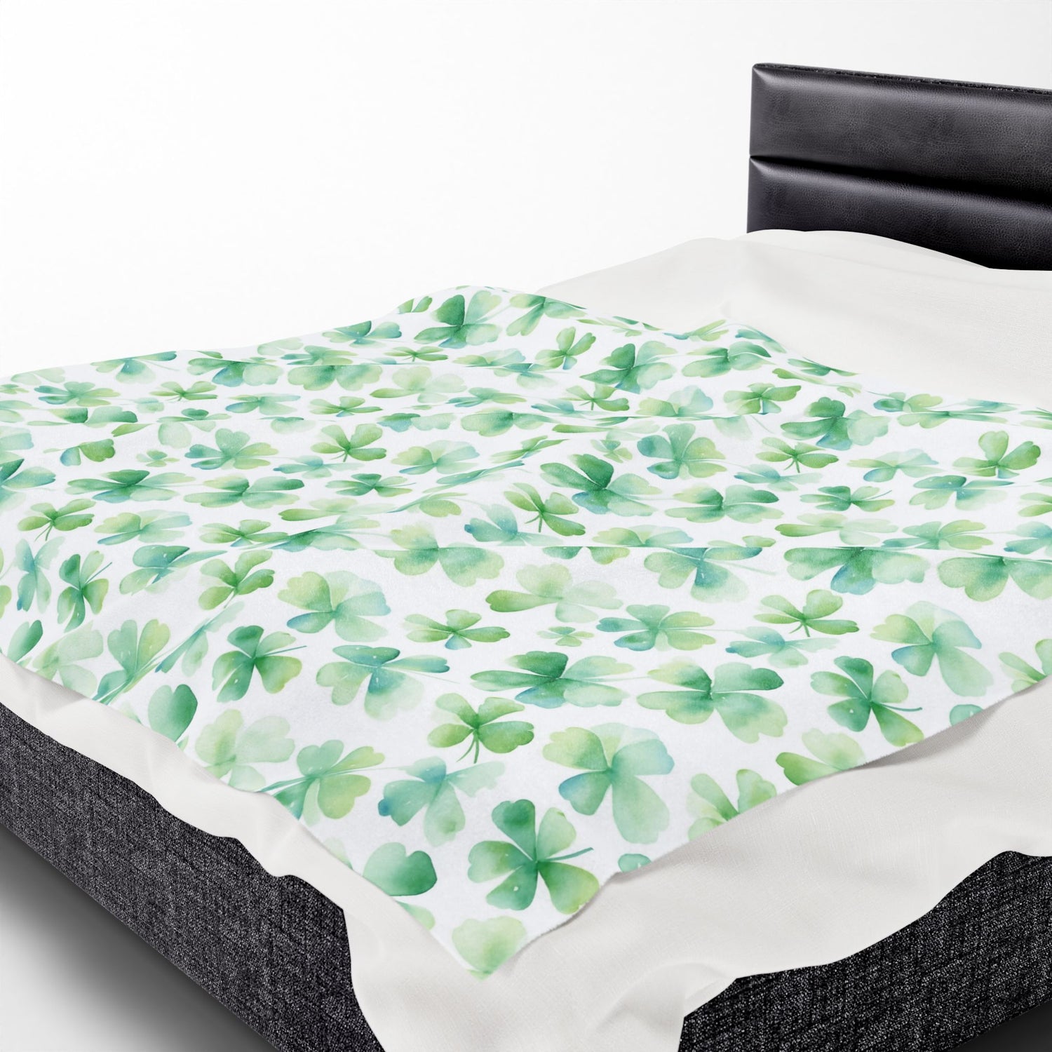 St. Patrick's Day Velveteen Plush Blanket, Cozy Throw for Home Decor, Shamrock-Patterned Soft Blanket for Kids and Adults